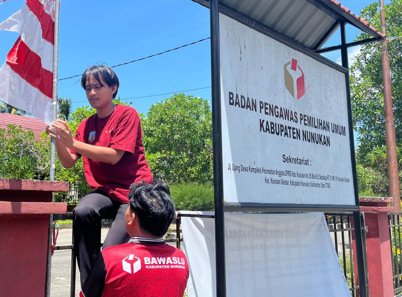 Staf Teknis Bawaslu Nunukan Memasang Bendera Merah Putih dalam Rangka Memperingati Hari Kemerdekaan IndonesiaStaf Teknis Bawaslu Nunukan Memasang Bendera Merah Putih dalam Rangka Memperingati Hari Kemerdekaan Indonesia