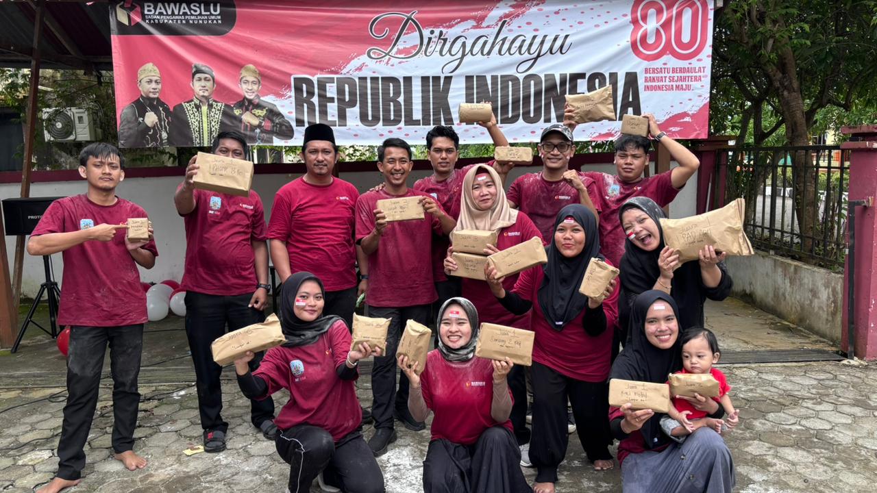 Pembagian hadiah bagi pemenang pada lomba perayaan HUT-RI ke 80 oleh Bawaslu Kabupaten Nunukan