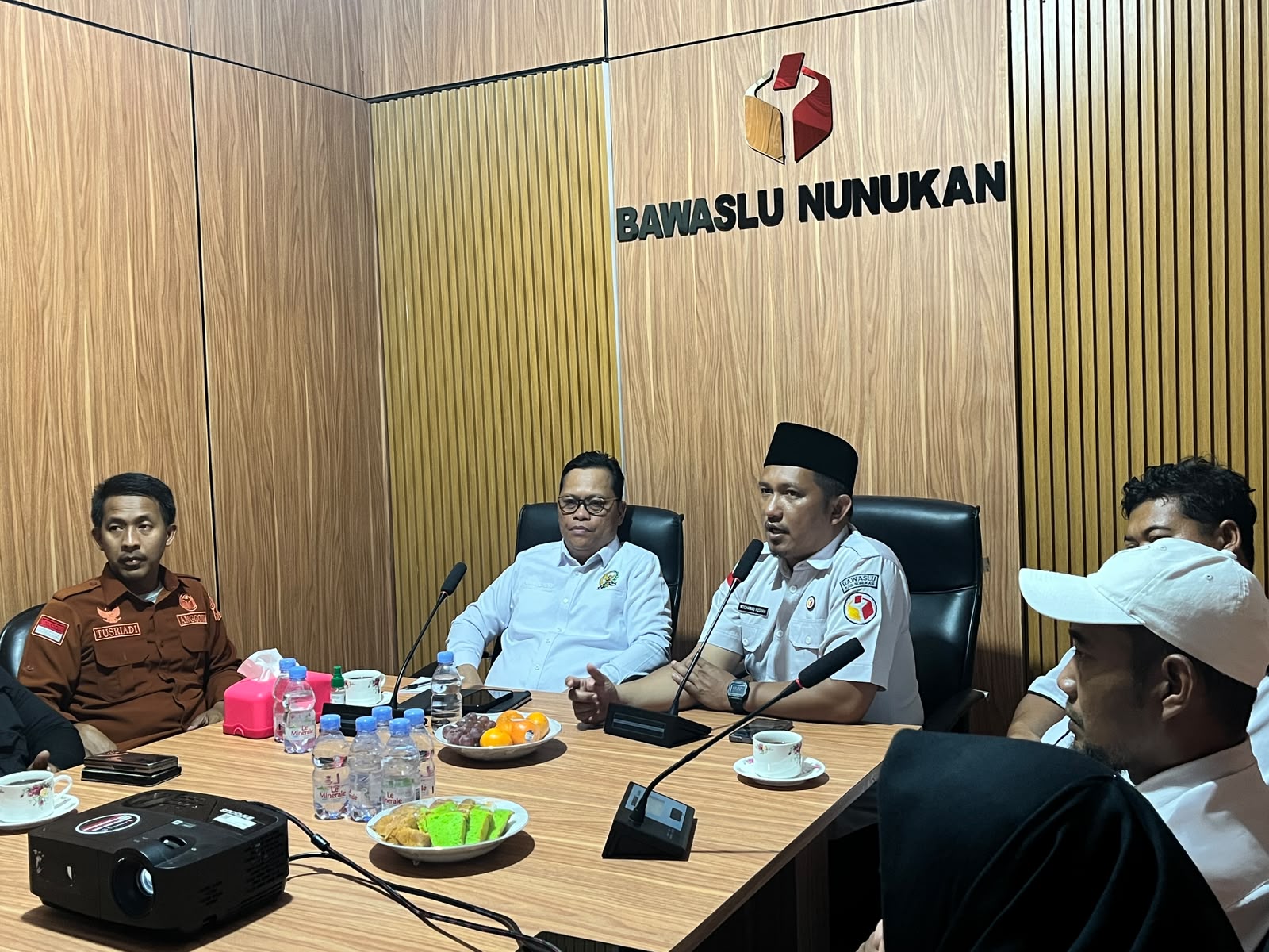 Ketua Bawaslu Nunukan Moch. Yusran bersama Anggota DPD RI H. Hasan Basri dalam kunjungan kerja di Kantor Gakkumdu Bawaslu Kab. Nunukan (dok. Humas)