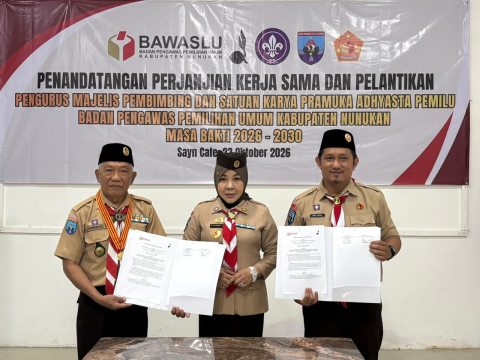Ketua Kwartir Daerah (Kwarda) Gerakan Pramuka Kalimantan Utara, Hj. Rahmawati bersama Ketua Bawaslu Nunukan Moch. Yusran pada MoU Saka Adhyasta Pramuka Pemilu di Cafe Sayn, Nunukan (23/10/2026). (dok. humas) 