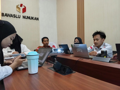Koodinator Divisi Penanganan Pelanggaran & Penyelesaian Sengketa Tusriadi saat menjadi mentor Coaching Clinic Penanganan Pelanggaran (dok. Humas)