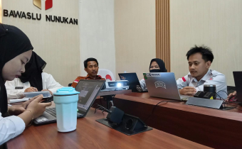 Koodinator Divisi Penanganan Pelanggaran & Penyelesaian Sengketa Tusriadi saat menjadi mentor Coaching Clinic Penanganan Pelanggaran (dok. Humas)