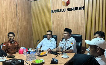 Ketua Bawaslu Nunukan Moch. Yusran bersama Anggota DPD RI H. Hasan Basri dalam kunjungan kerja di Kantor Gakkumdu Bawaslu Kab. Nunukan (dok. Humas)